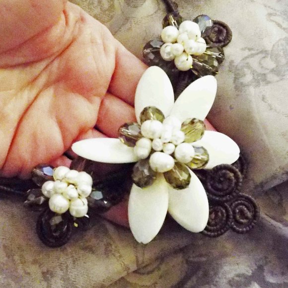 ARTISAN DESIGN SHELL FLOWER PETALS & BRONZE CRYSTALS PEARLS WIRED NECKLACE DR - Picture 3 of 4